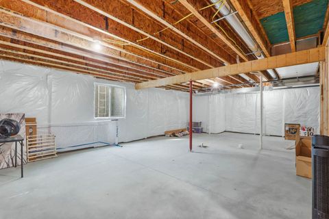 Tiny photo for 1 Country Club Court, Le Claire, IA 52753 (MLS # 12574804)