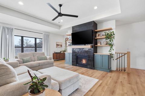 Tiny photo for 1 Country Club Court, Le Claire, IA 52753 (MLS # 12574804)