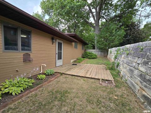 Tiny photo for 301 4TH Street #4, Fulton, IL 61252 (MLS # QC4265566)