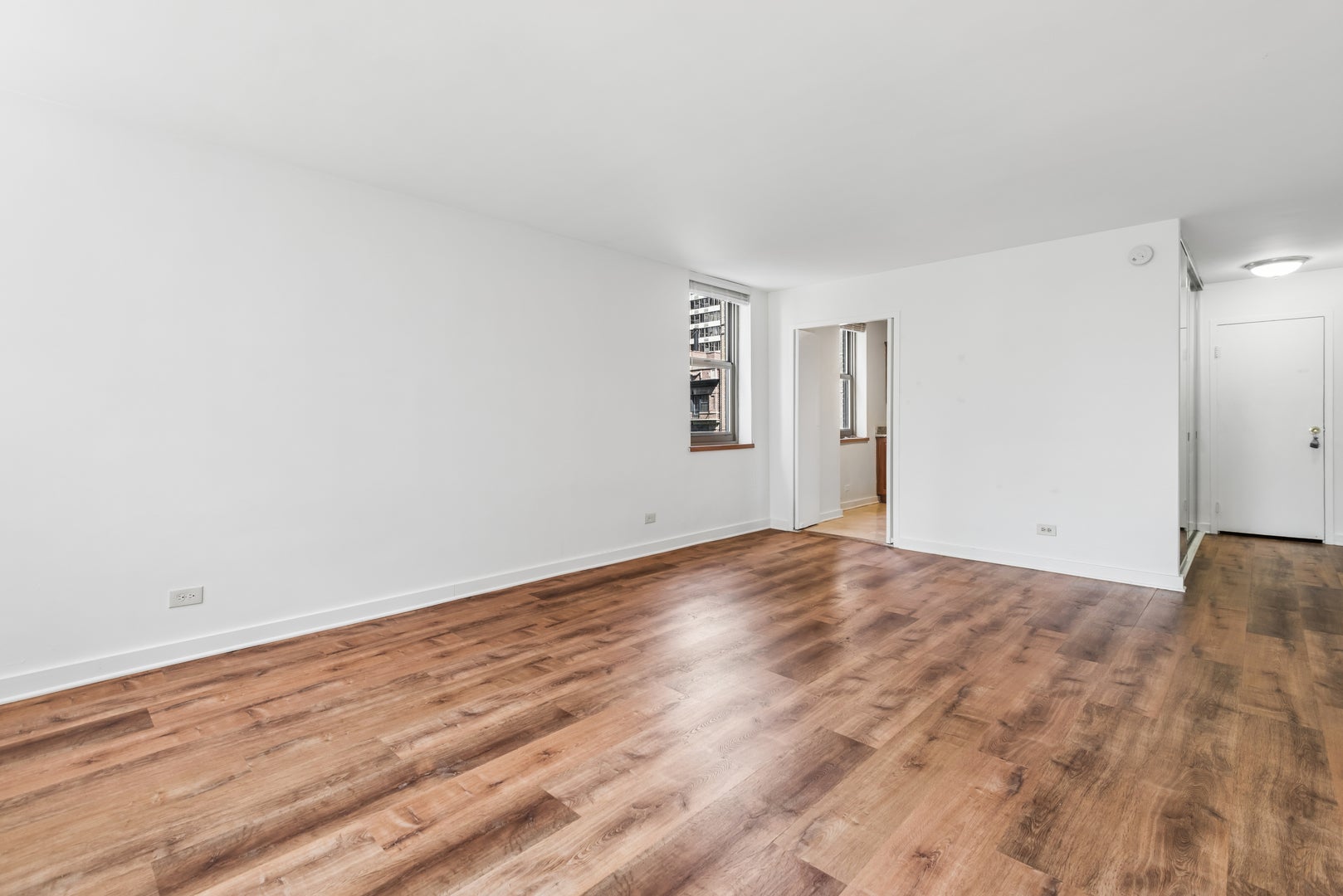 253 E Delaware Place 7H
