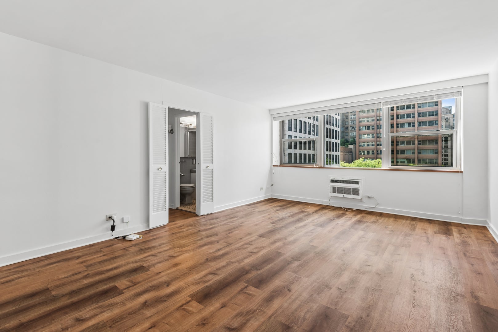 253 E Delaware Place 7H