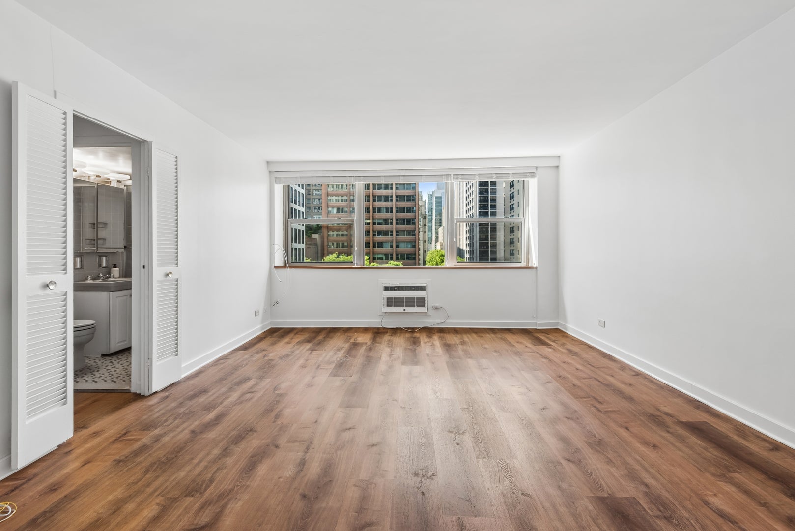 253 E Delaware Place 7H