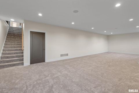 Tiny photo for 5167 Lakeside Court, Bettendorf, IA 52722 (MLS # QC4269311)