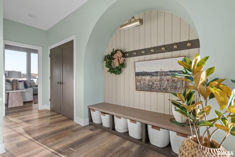 Tiny photo for 5167 Lakeside Court, Bettendorf, IA 52722 (MLS # QC4269311)