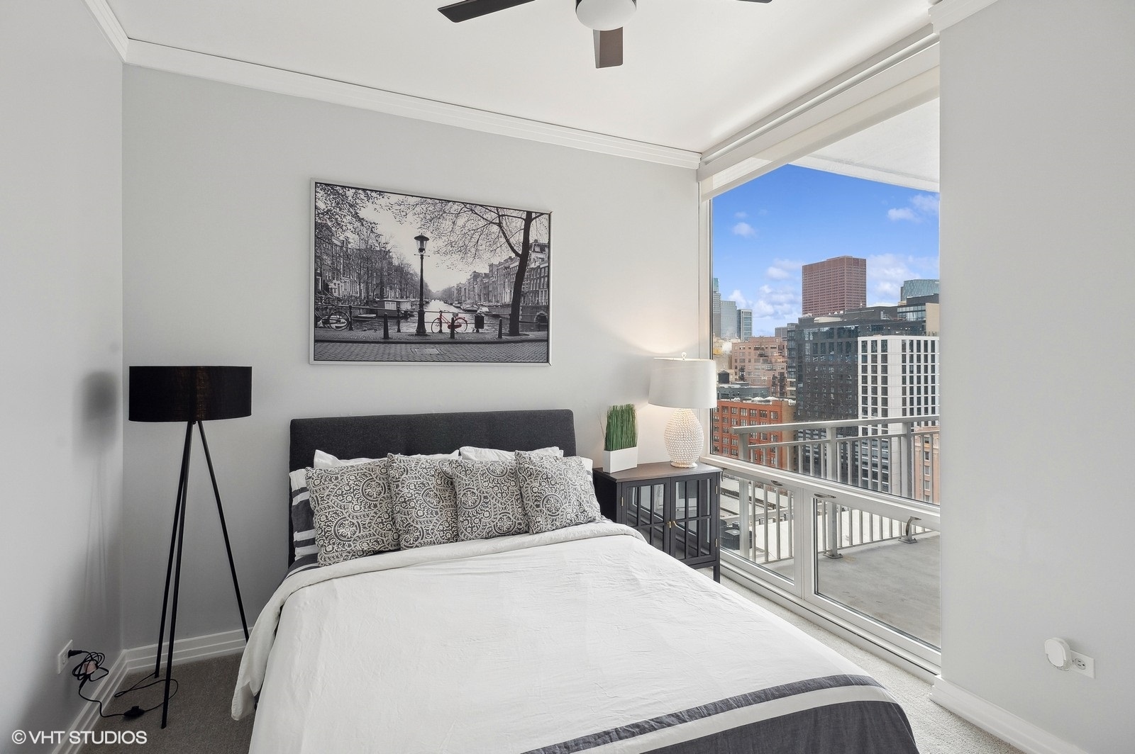 Chicago, Illinois 60605, United States, 2 Bedrooms Bedrooms, ,2 BathroomsBathrooms,Residential,Active,132456