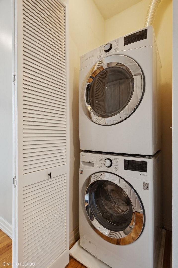 Chicago, Illinois 60605, United States, 2 Bedrooms Bedrooms, ,2 BathroomsBathrooms,Residential,Active,132456