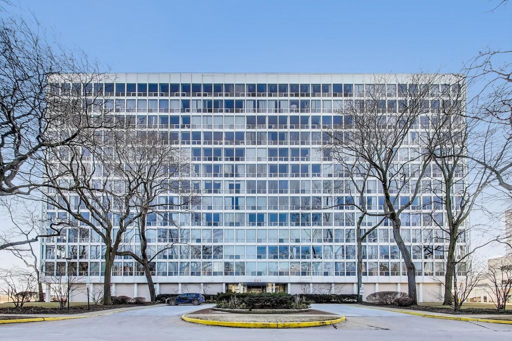 Photo for 601 E 32nd Street #907, Chicago, IL 60616 (MLS # 12398274)