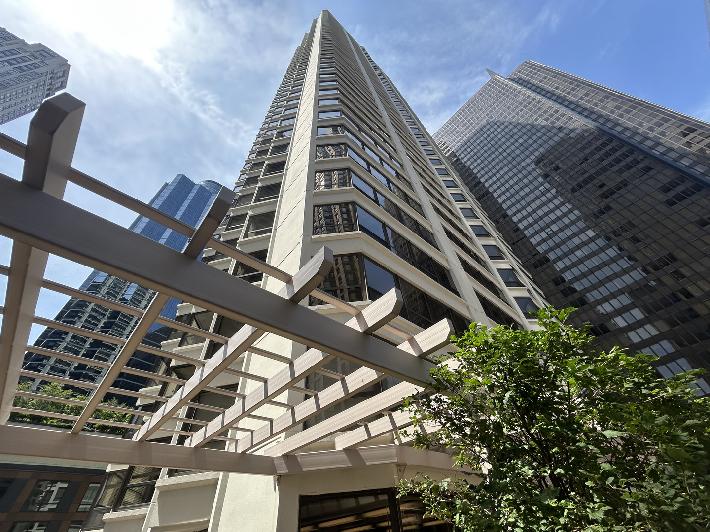 400 E Ohio Street 2504