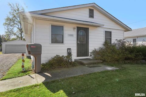 Tiny photo for 1109 E Reeves Street, Marion, IL 62959 (MLS # QC4269247)