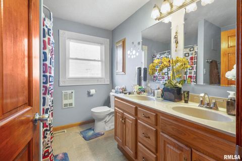 Tiny photo for 1109 E Reeves Street, Marion, IL 62959 (MLS # QC4269247)