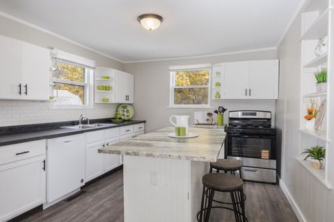 Tiny photo for 1515 W Market Street, Bloomington, IL 61701 (MLS # 12515869)