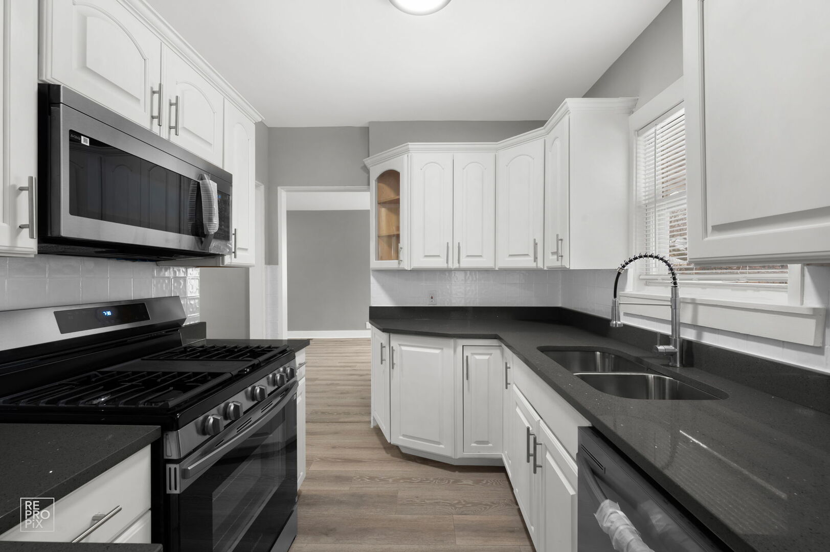 7732 S Paxton Avenue