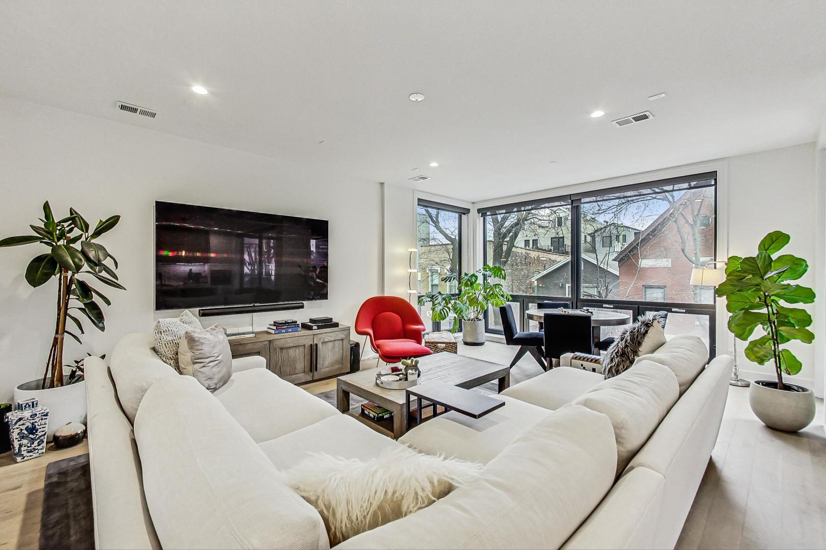 521 N Hermitage Avenue 2S