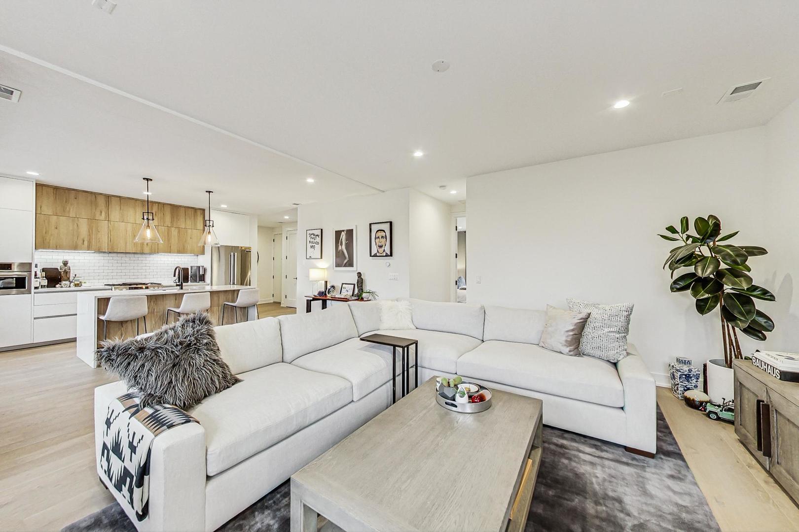 521 N Hermitage Avenue 2S