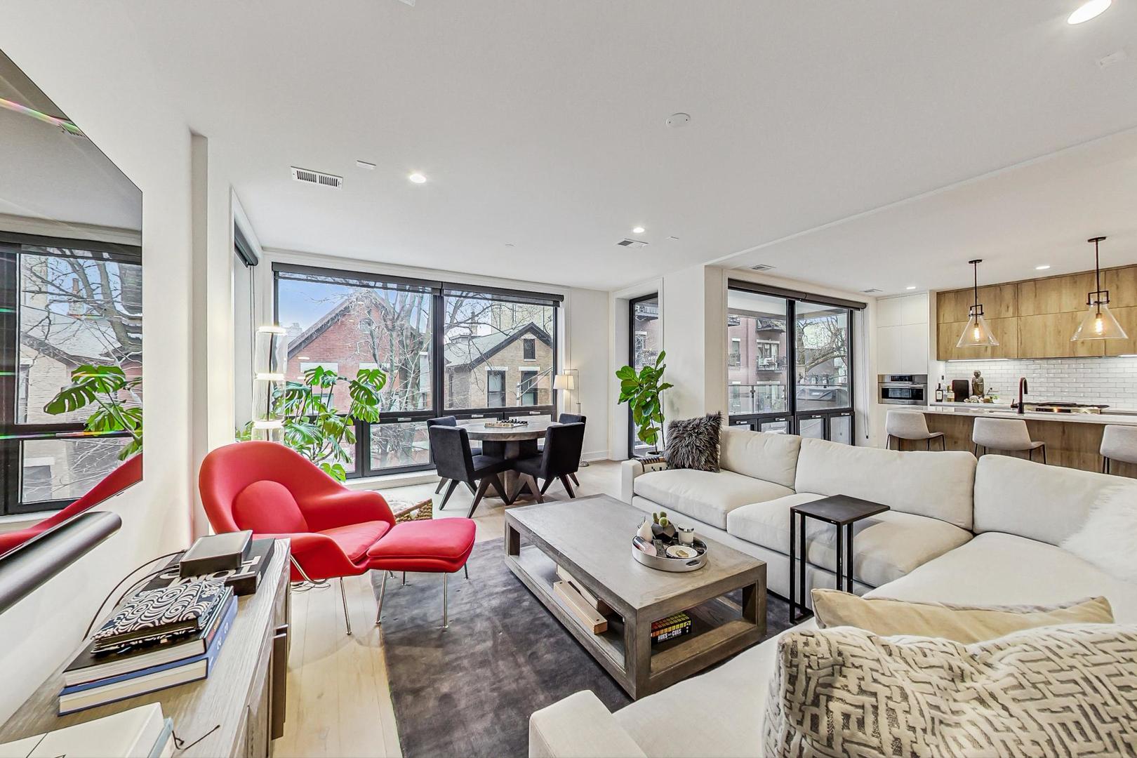 521 N Hermitage Avenue 2S