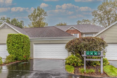 Photo of 10 Newcastle Lane, Lincolnshire, IL 60069 (MLS # 12760606)