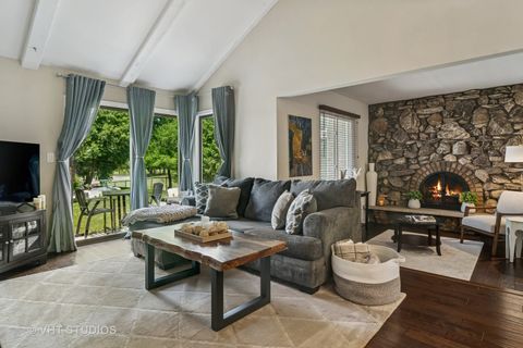 Tiny photo for 230 W GOLFVIEW Terrace, Palatine, IL 60067 (MLS # 12379373)