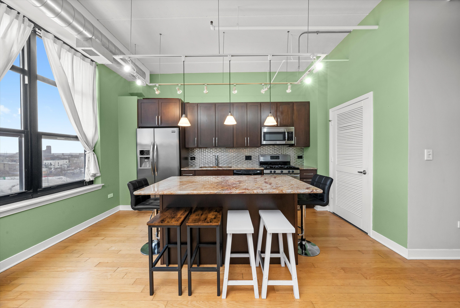 833 W 15th Place 711