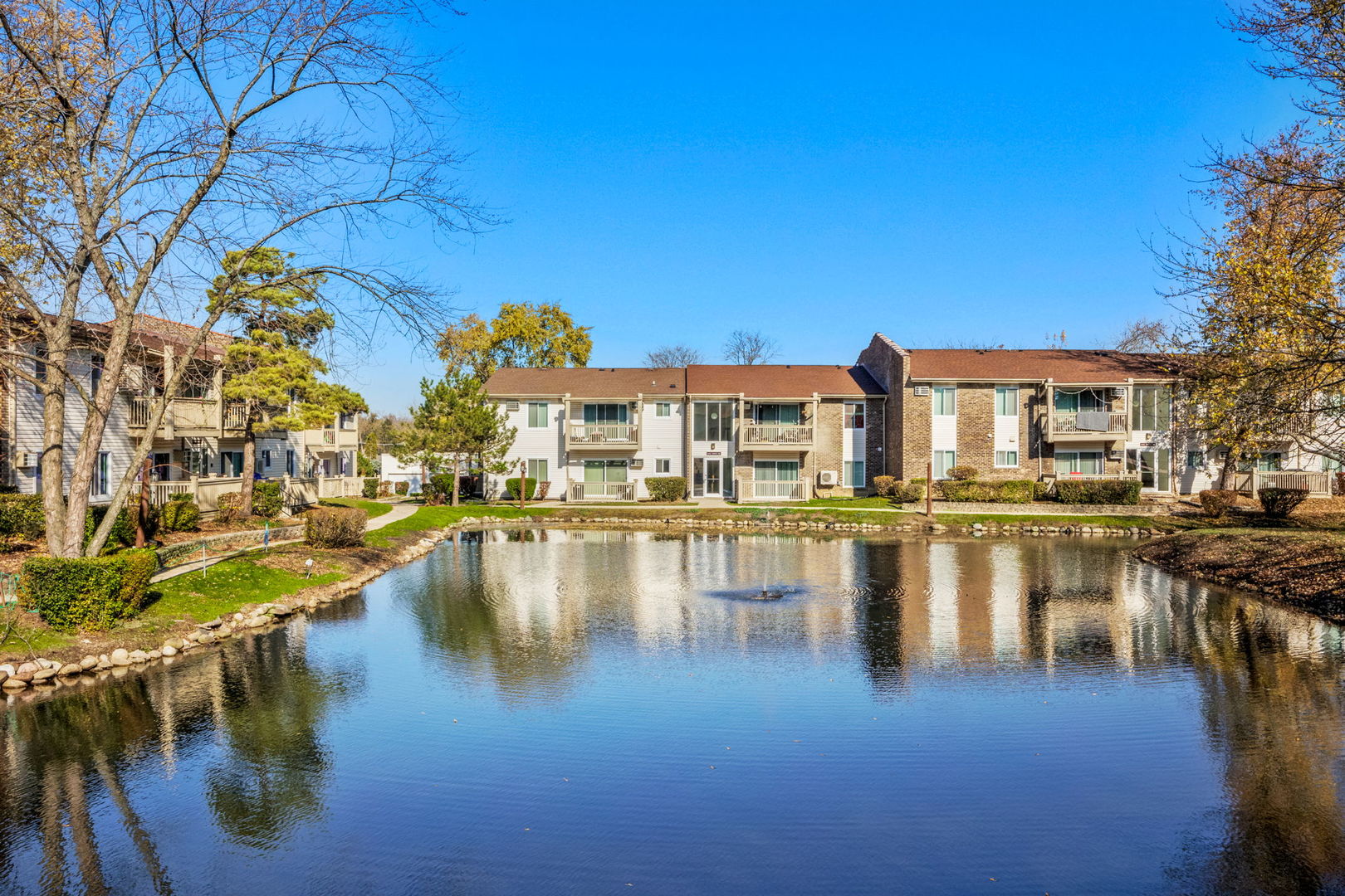 View Woodridge, IL 60517 condo