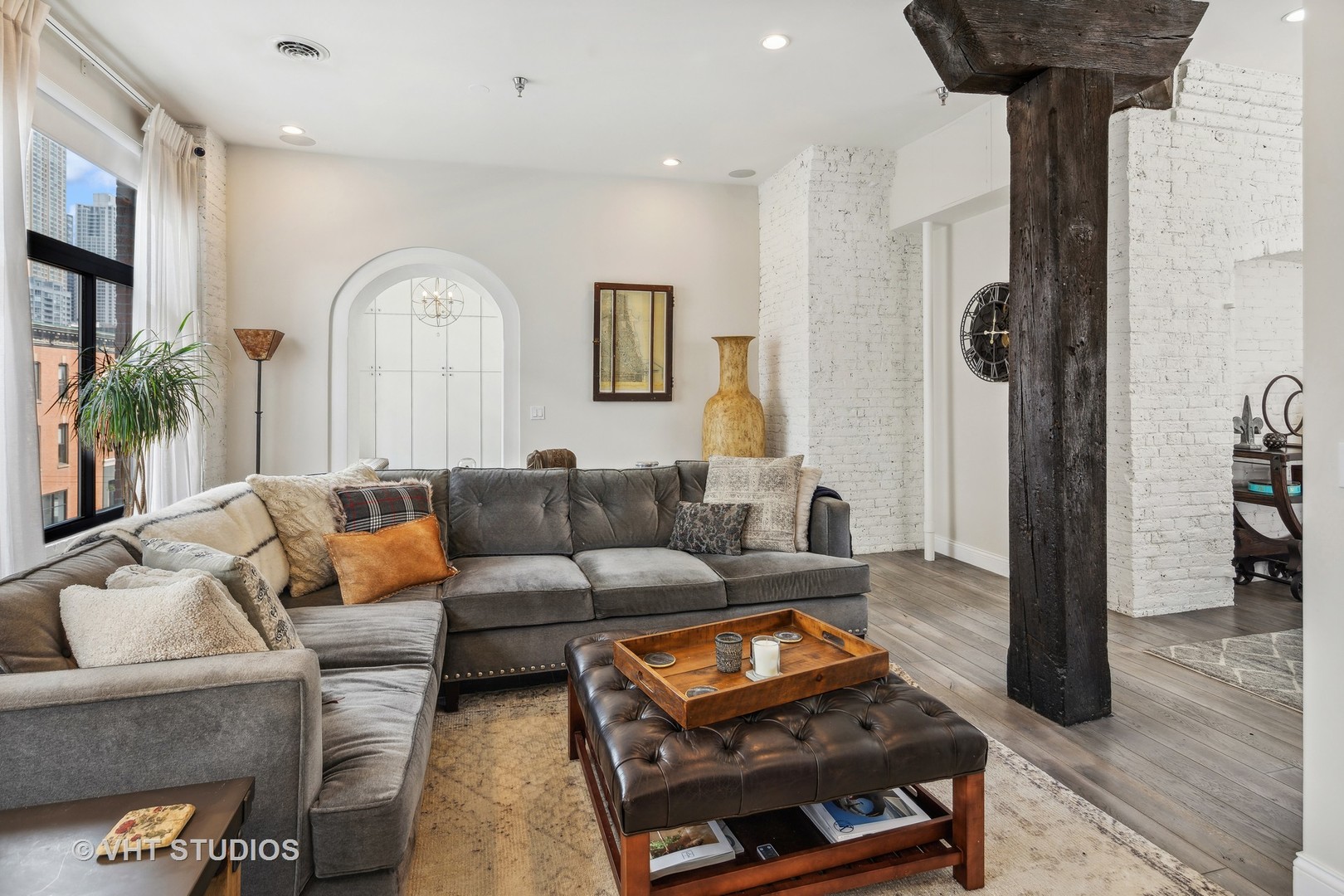 215 W ILLINOIS Street 3A