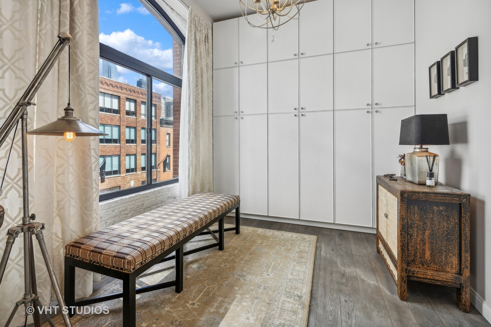 215 W ILLINOIS Street 3A