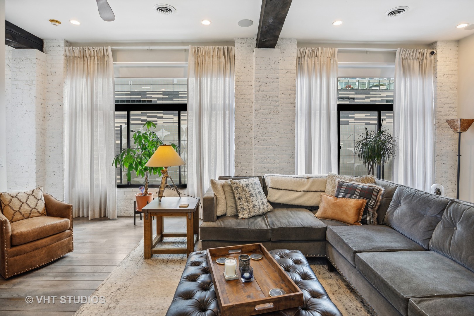 215 W ILLINOIS Street 3A