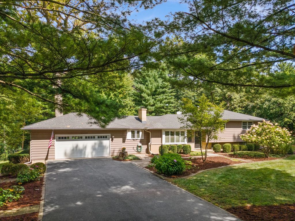 Photo for 30W520 Arbor Lane, West Chicago, IL 60185 (MLS # 12474159)