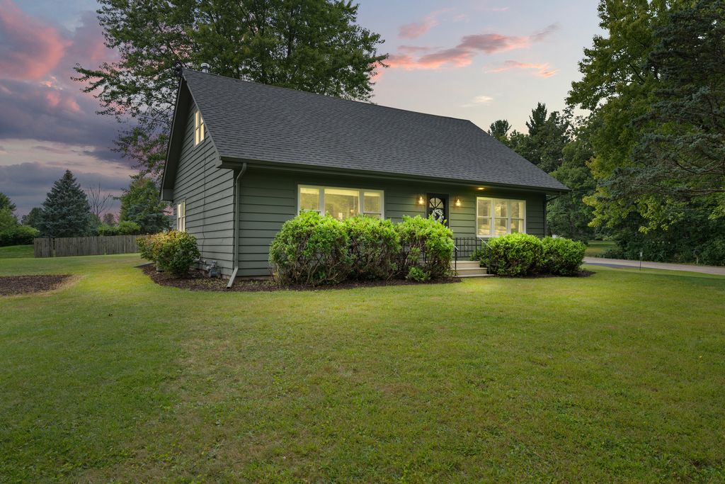 Photo for 40w897 Brown Road, St. Charles, IL 60175 (MLS # 12450599)