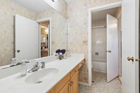 Tiny photo for 939 Brown Deer Drive, Westmont, IL 60559 (MLS # 12592307)