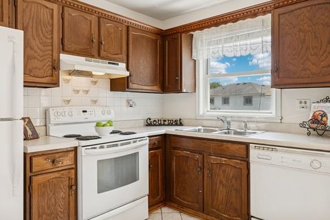 Tiny photo for 717 N Lakeside Drive, Vernon Hills, IL 60061 (MLS # 12488970)