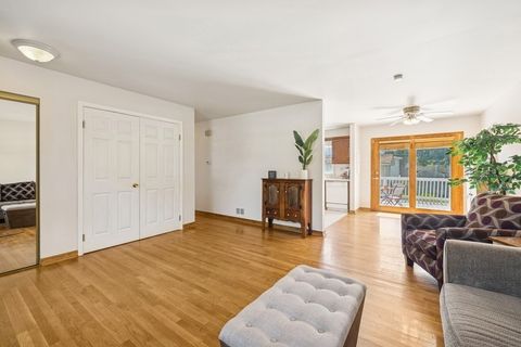 Tiny photo for 717 N Lakeside Drive, Vernon Hills, IL 60061 (MLS # 12488970)