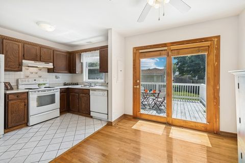 Tiny photo for 717 N Lakeside Drive, Vernon Hills, IL 60061 (MLS # 12488970)