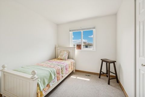 Tiny photo for 717 N Lakeside Drive, Vernon Hills, IL 60061 (MLS # 12488970)