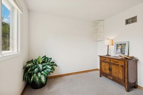Tiny photo for 717 N Lakeside Drive, Vernon Hills, IL 60061 (MLS # 12488970)