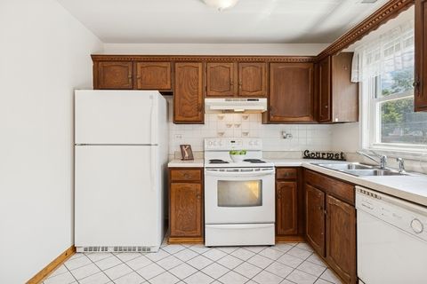 Tiny photo for 717 N Lakeside Drive, Vernon Hills, IL 60061 (MLS # 12488970)