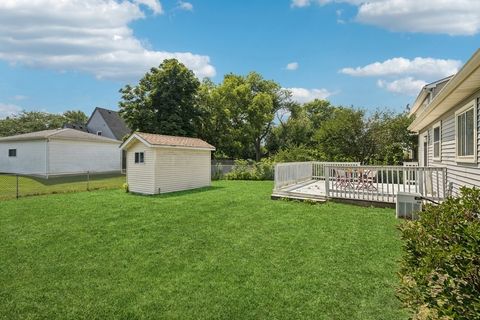 Tiny photo for 717 N Lakeside Drive, Vernon Hills, IL 60061 (MLS # 12488970)