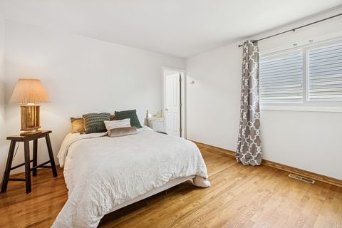 Tiny photo for 717 N Lakeside Drive, Vernon Hills, IL 60061 (MLS # 12488970)