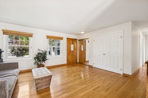 Tiny photo for 717 N Lakeside Drive, Vernon Hills, IL 60061 (MLS # 12488970)