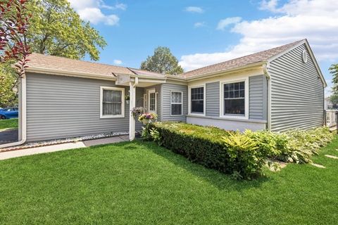 Tiny photo for 717 N Lakeside Drive, Vernon Hills, IL 60061 (MLS # 12488970)