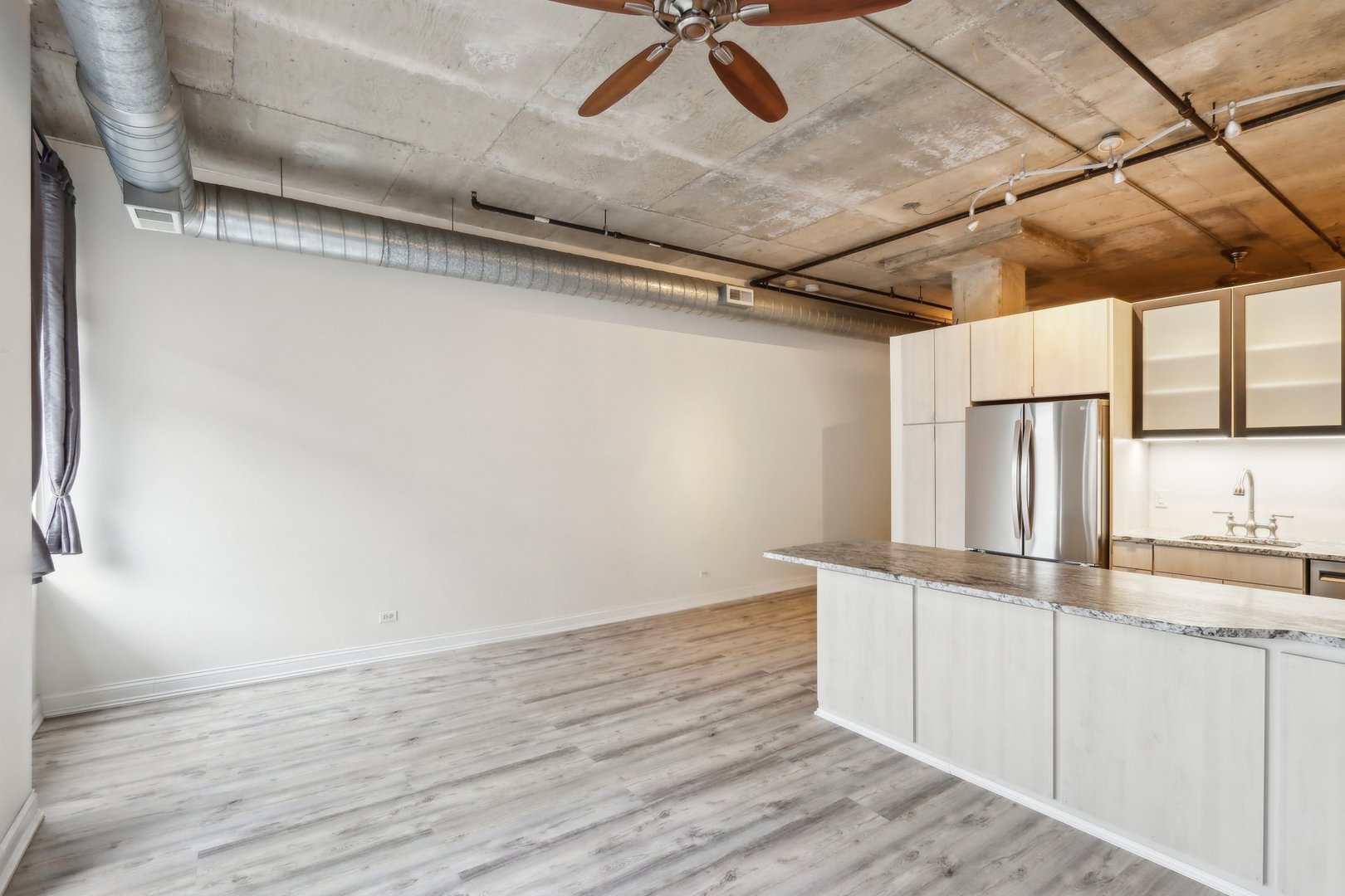 1000 W Adams Street 523