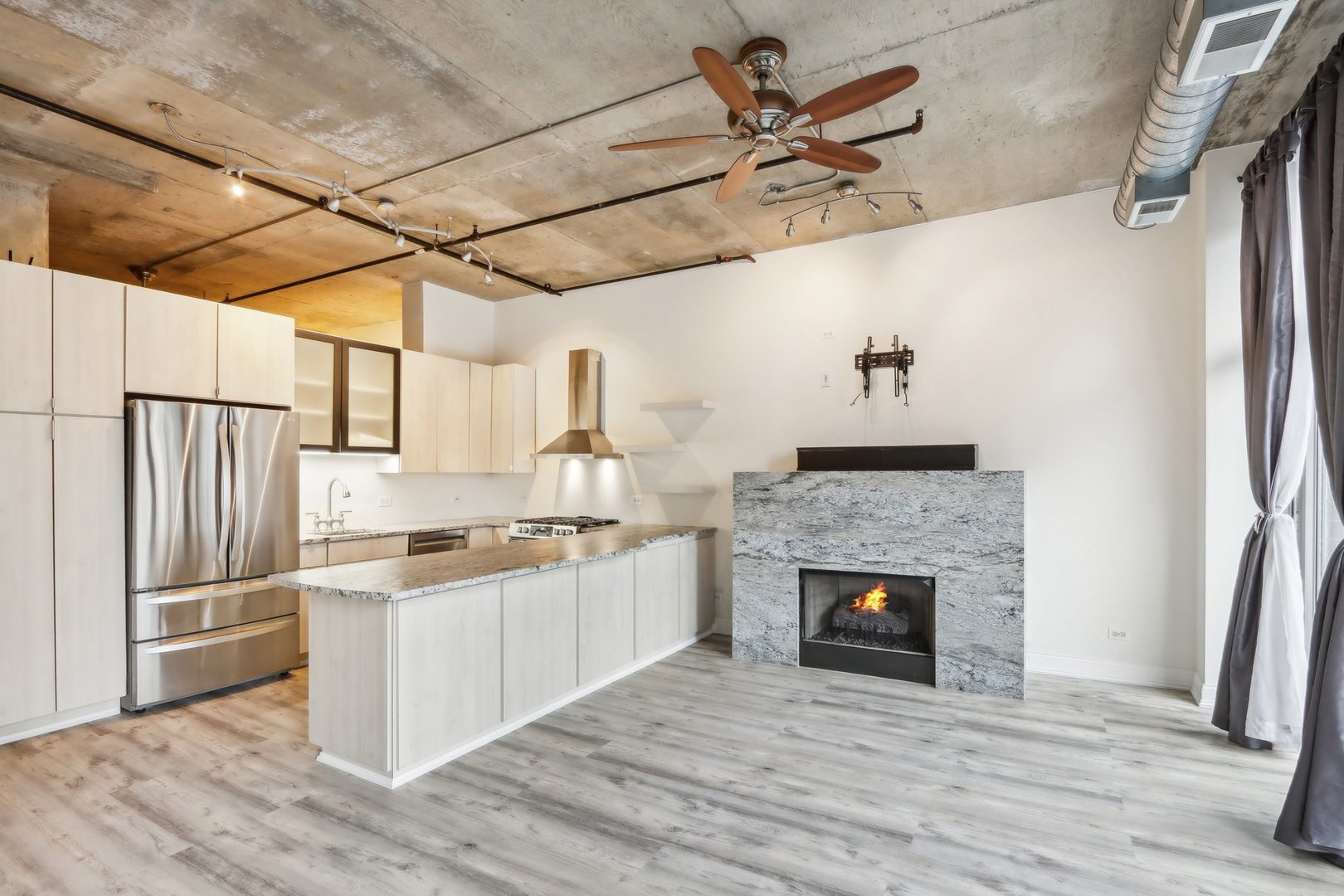 1000 W Adams Street 523
