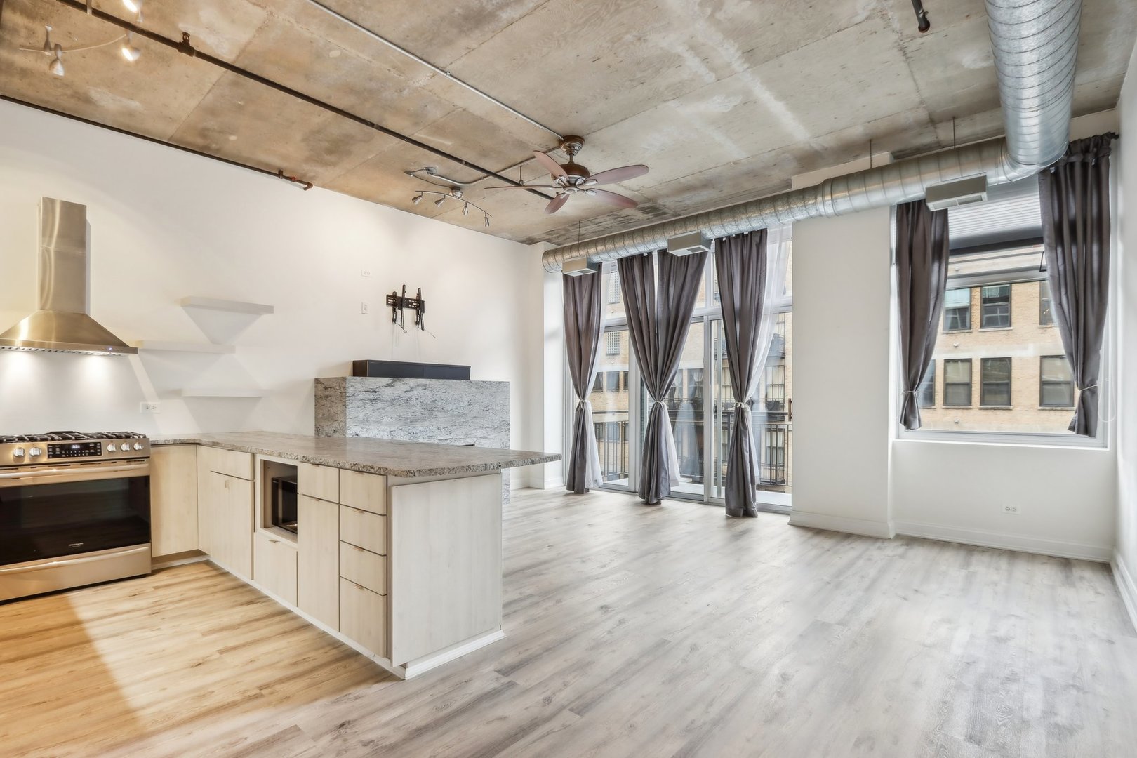 1000 W Adams Street 523