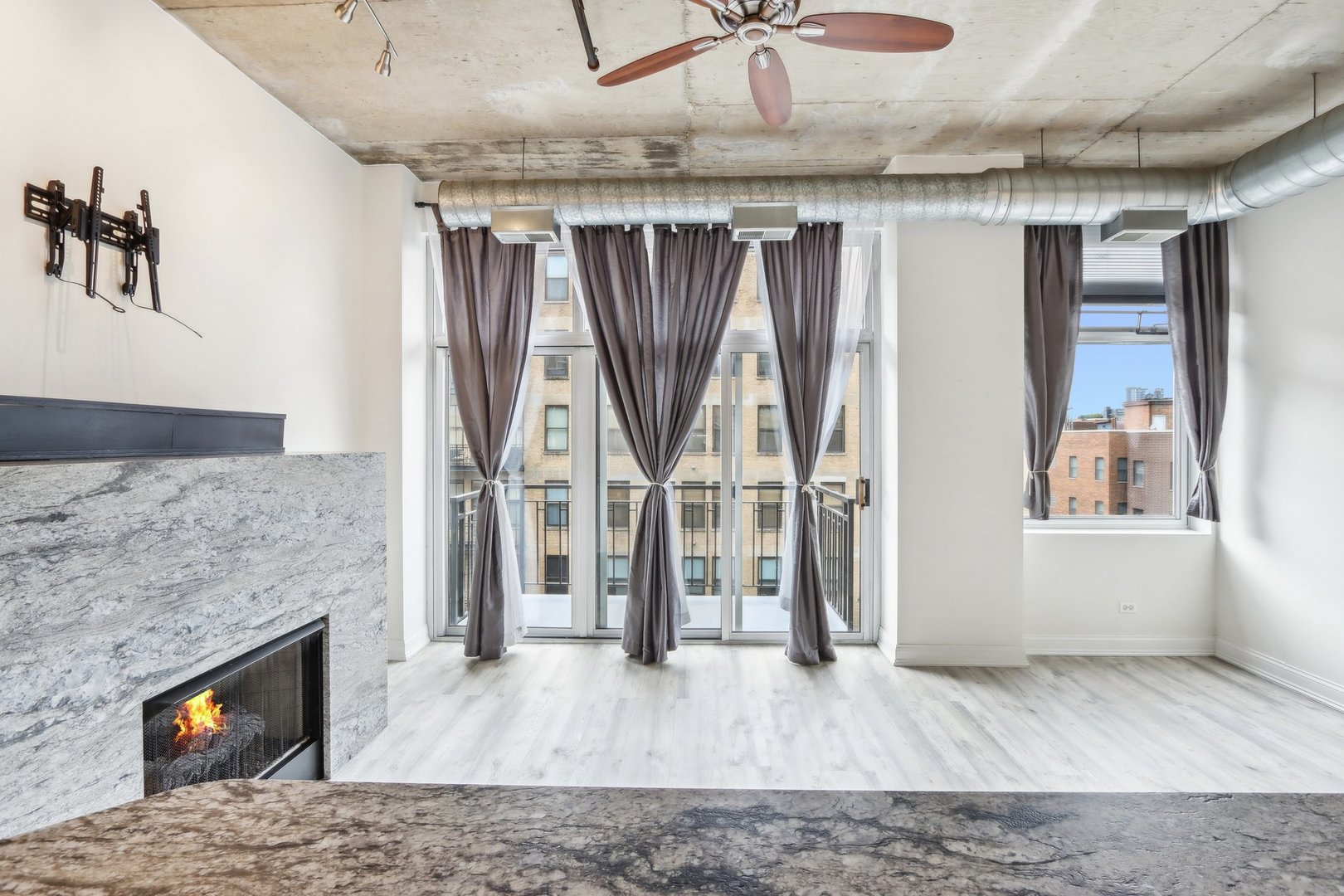 1000 W Adams Street 523