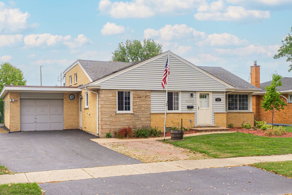 Photo for 435 E Park Avenue, Elmhurst, IL 60126 (MLS # 12491505)