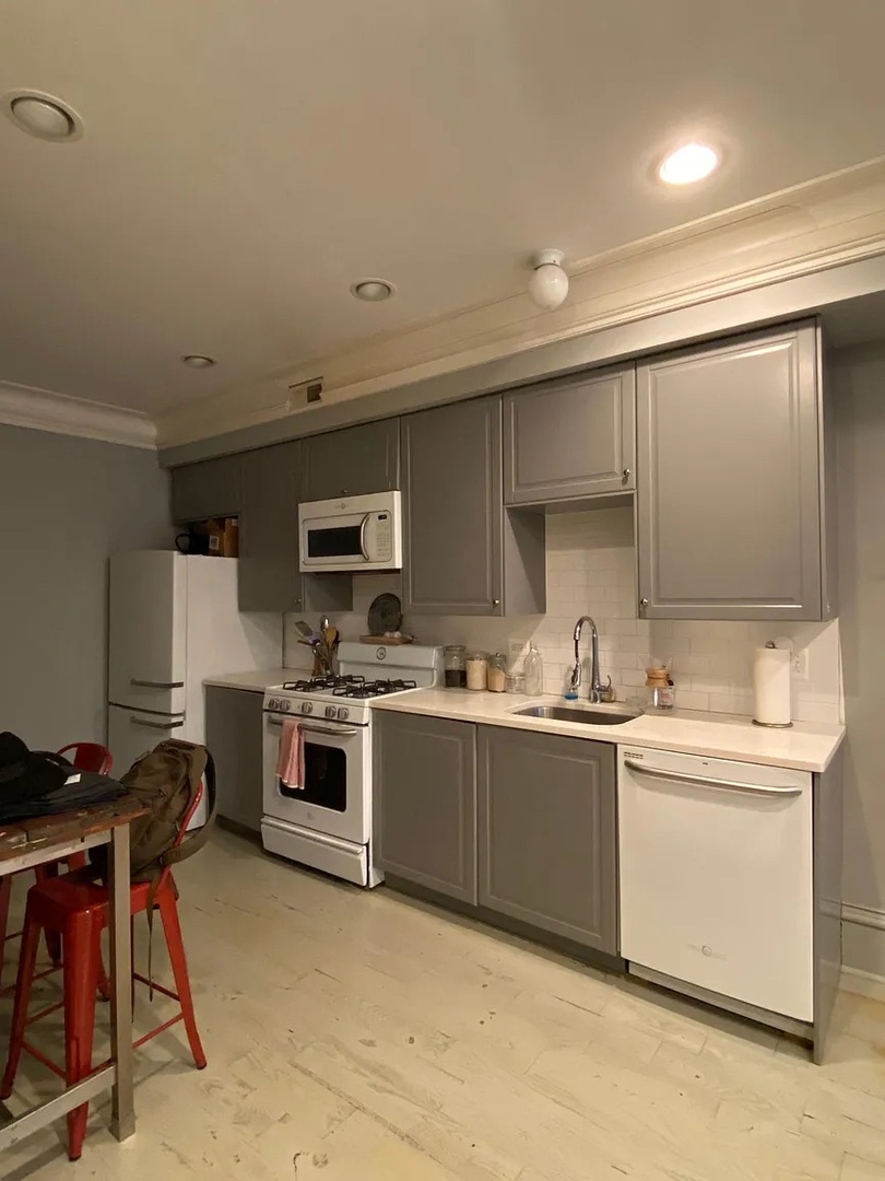 2157 W Adams Street 1