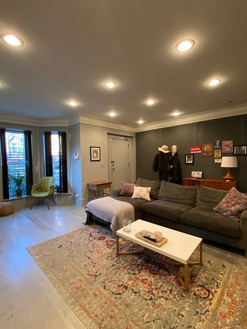 2157 W Adams Street 1