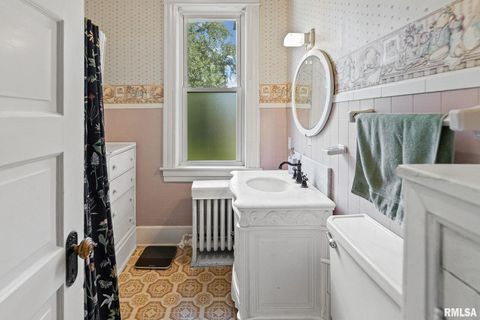 Tiny photo for 404 W BROADWAY Street, Centralia, IL 62801 (MLS # EB458890)