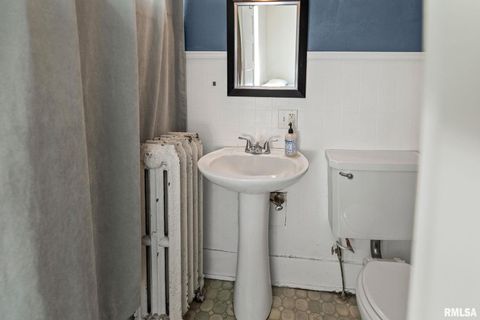 Tiny photo for 404 W BROADWAY Street, Centralia, IL 62801 (MLS # EB458890)