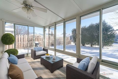 Tiny photo for 915 Plum Grove Circle, Buffalo Grove, IL 60089 (MLS # 12550059)