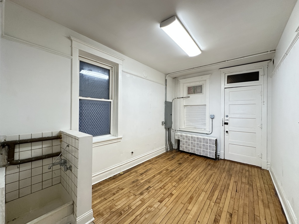 3422 N LINCOLN Avenue STORE